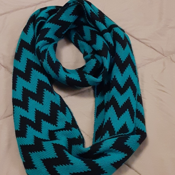 NWOT g by Guess Chevron pattern infinity scarf - Picture 2 of 4
